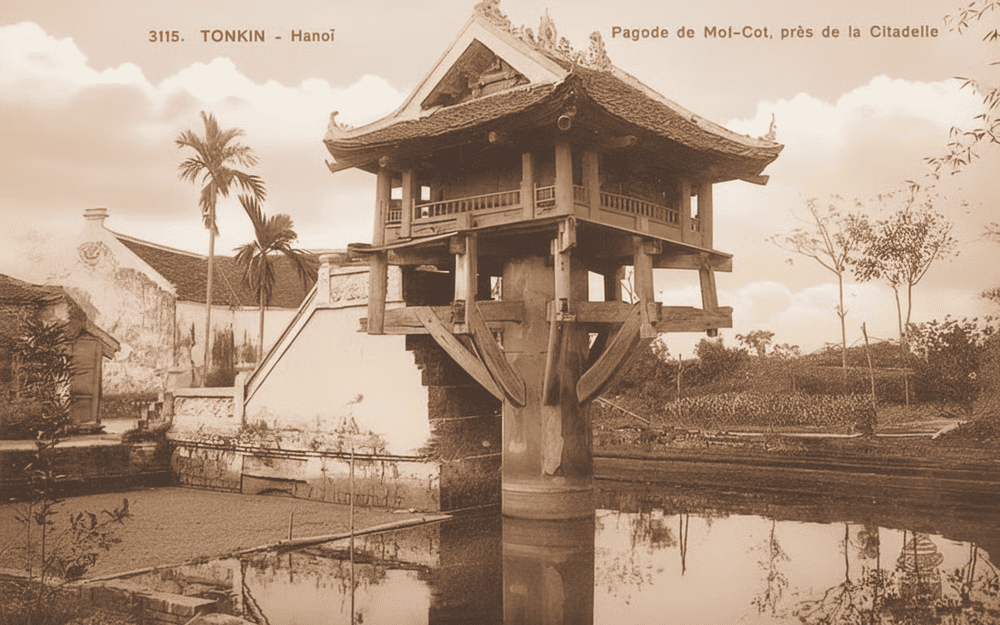 Hình ảnh chùa Một Cột được in trên bưu thiếp của nhiếp ảnh gia người Pháp Dieulefils, ghi lại vẻ đẹp cổ kính của ngôi chùa từ đầu thế kỷ XX